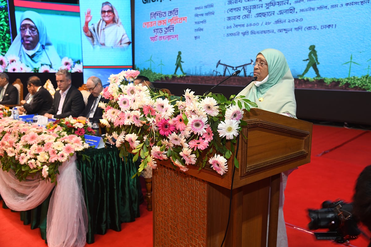 জাতীয় পেশাগত স্বাস্থ্য ও নিরাপত্তা  দিবস উপলক্ষে আয়োজিত আলোচনা সভায় বক্তব্য দেন প্রতিমন্ত্রী বেগম মন্নুজান সুফিয়ান। আজ শুক্রবার রাজধানীর ওসমানী স্মৃতি মিলনায়তনে