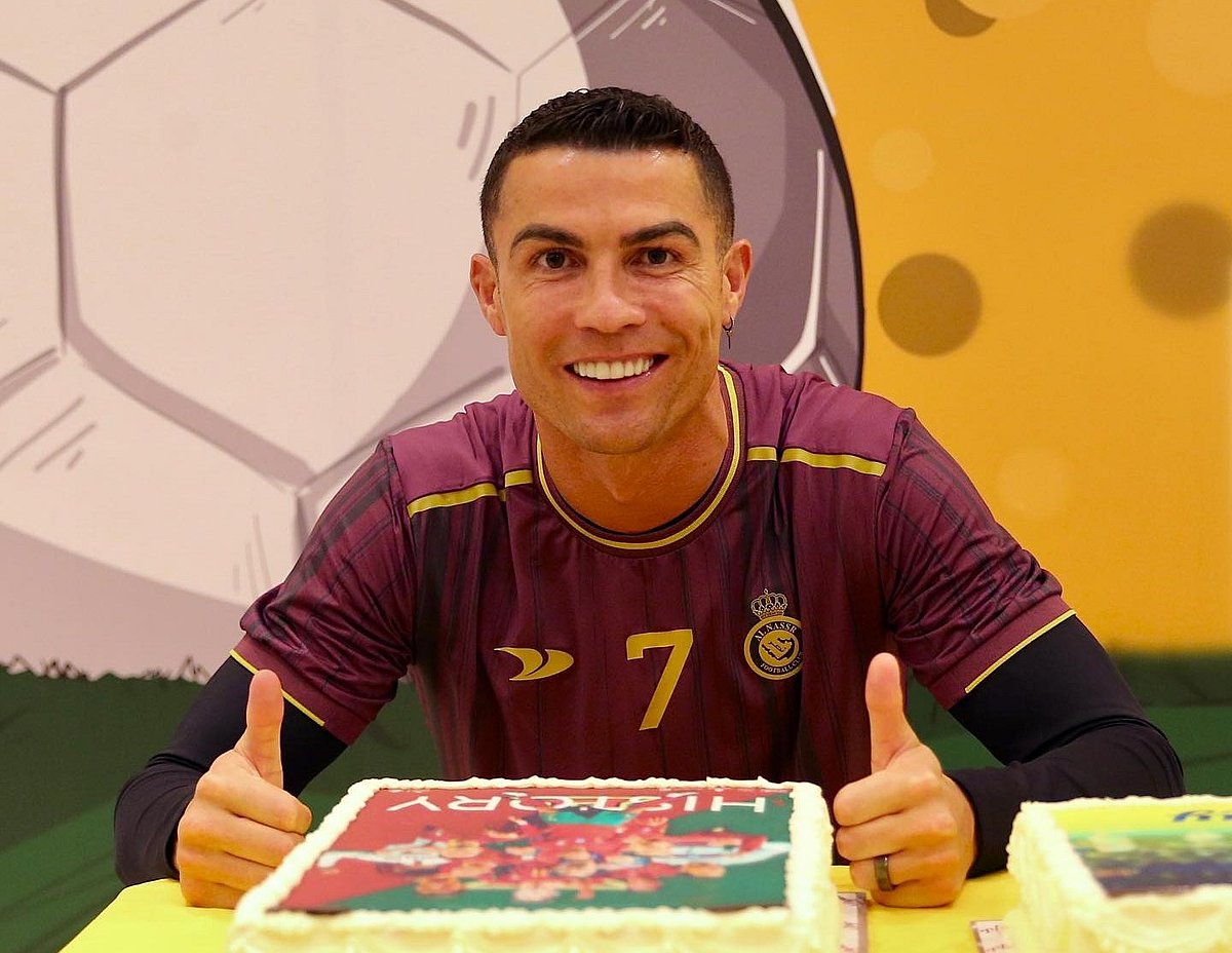 আল–নাসর থেকে উপহার পাওয়া কেকের সামনে ক্রিস্টিয়ানো রোনালদো