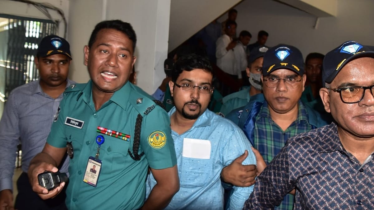 রাজশাহী কর অঞ্চলের উপ-কমিশনার মহিবুল ইসলাম ভূঁইয়াকে গ্রেপ্তার করে নিয়ে যাচ্ছেন দুদক কর্মকর্তারা। আজ মঙ্গলবার বেলা সোয়া দুইটার দিকে রাজশাহী কর ভবনের সামনে