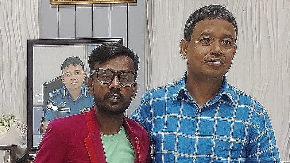 ঢাকা মহানগর গোয়েন্দা (ডিবি) পুলিশের প্রধান অতিরিক্ত কমিশনার মোহাম্মদ হারুন অর রশীদের সঙ্গে দেখা করেন হিরো আলম