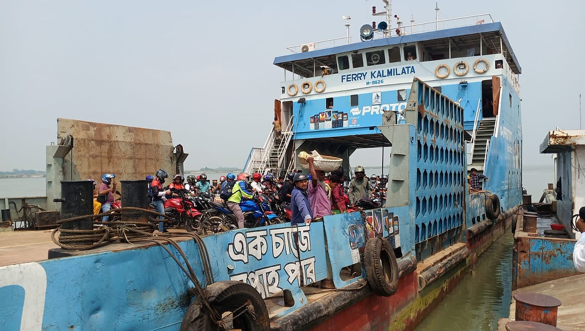 মোটরসাইকেল পারাপার করতে শিমুলিয়া-জাজিরা নৌপথে ফেরি চলছে। আজ বুধবার সকালে জাজিরার সাত্তার মাদবর, মঙ্গল মাঝির ঘাটে