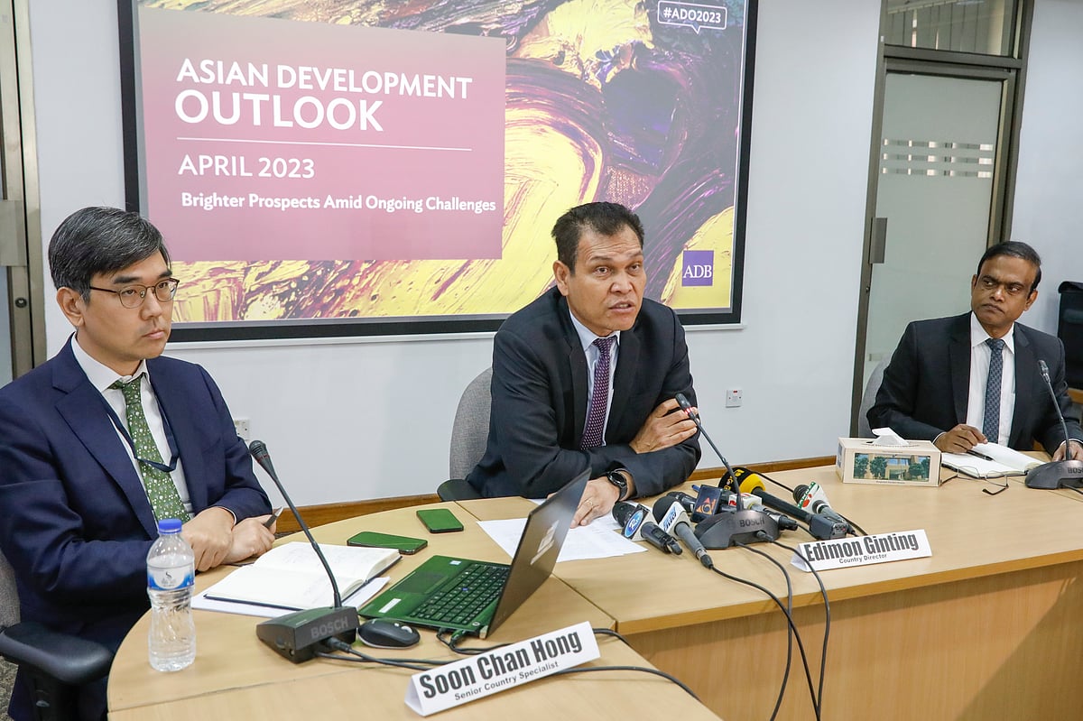 এশিয়ান ডেভেলপমেন্ট আউটলুক প্রতিবেদন প্রকাশ অনুষ্ঠানে বক্তব্য দেন এডিবির কান্ট্রি ডিরেক্টর এডিমন গিন্টিং। আজ মঙ্গলবার রাজধানীর আগারগাঁওয়ে এডিবির ঢাকা কার্যালয়ে