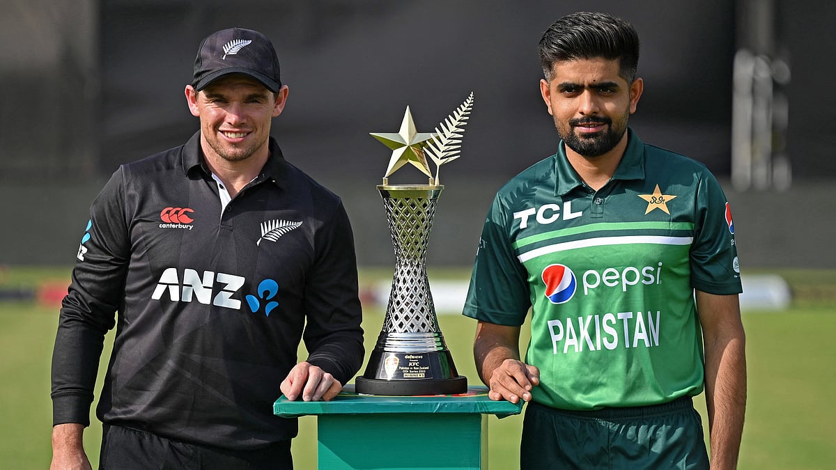 ওয়ানডে সিরিজের ট্রফি নিয়ে নিউজিল্যান্ড অধিনায়ক টম ল্যাথাম ও পাকিস্তান অধিনায়ক বাবর আজম