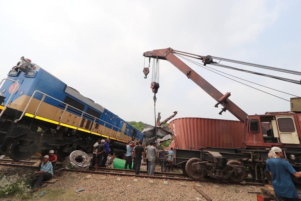 কুমিল্লার নাঙ্গলকোটের হাসানপুর স্টেশনে দুর্ঘটনাকবলিত দুটি ট্রেনের বগি ও ইঞ্জিন উদ্ধারের কাজ চলছে। আজ সোমবার বেলা ১১টার দিকে তোলা ছবি।