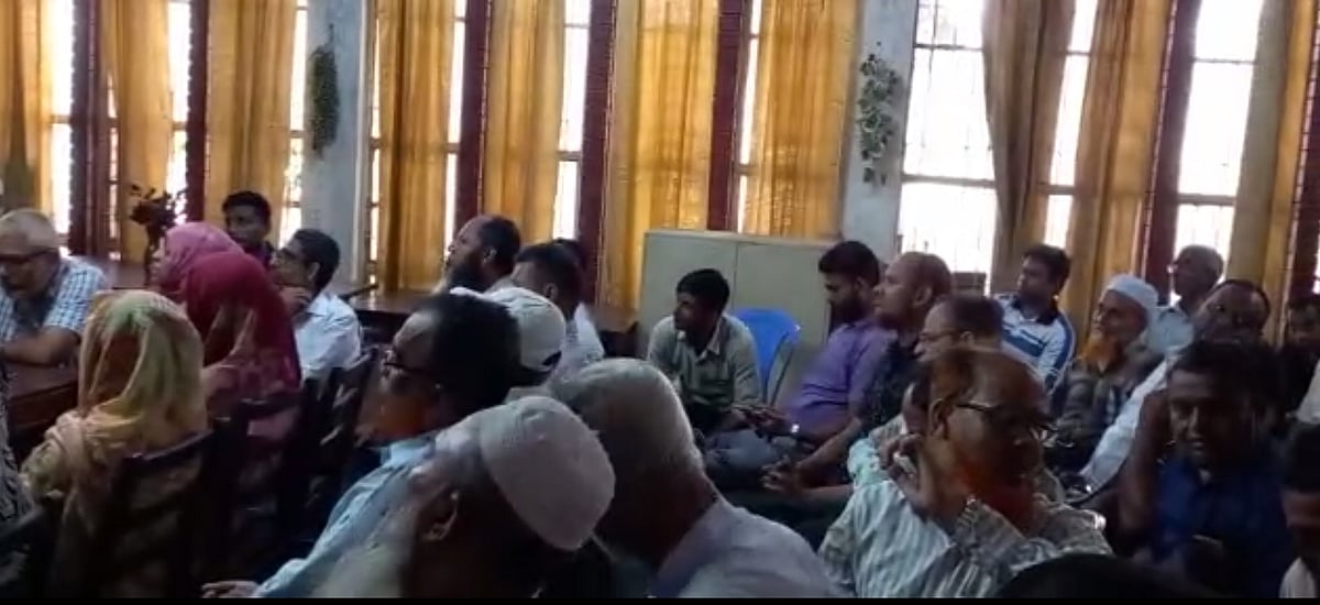 আজ সকালে বাংলাদেশ চলচ্চিত্র উন্নয়ন করপোরেশন কলাকুশলী ও কর্মচারী লীগ (সিবিএ) কার্যালয়ে নেতৃবৃন্দের সঙ্গে বৈঠক করেন কর্মীরা