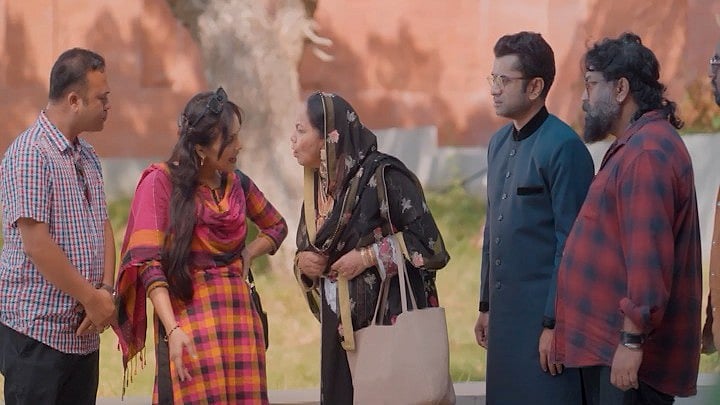 বাংলাভিশনে বিকেল ৫টা ১০ মিনিটে ধারাবাহিক নাটক ‘হুলুস্থুল’ প্রচারিত হবে