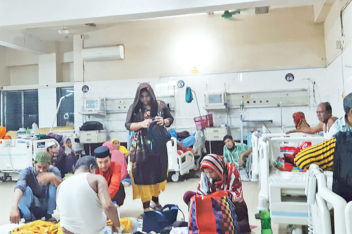 শের-ই-বাংলা মেডিকেল কলেজ হাসপাতালের সিসিইউর শীতাতপনিয়ন্ত্রণ যন্ত্র বিকল থাকায় রোগীদের ভোগান্তি। গত শনিবার রাতে