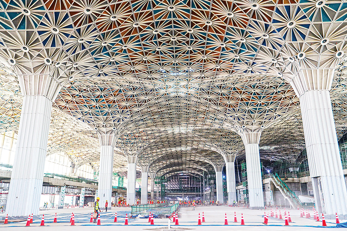 এগিয়ে চলছে হজরত শাহজালাল আন্তর্জাতিক বিমানবন্দরের তৃতীয় টার্মিনাল নির্মাণের কাজ। ইতিমধ্যে দৃশ্যমান হয়েছে দৃষ্টিনন্দন টার্মিনাল ভবন। ১২ এপ্রিল দুপুরের চিত্র