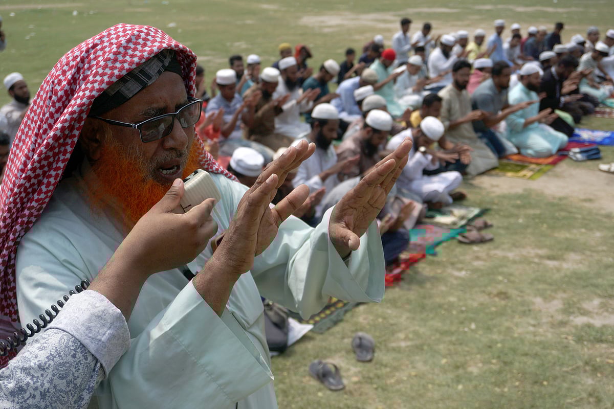 জেলা শহরের সরকারি এডওয়ার্ড কলেজ মাঠে বিশেষ এ নামাজ আদায় করা হয়। আজ মঙ্গলবার সকালে