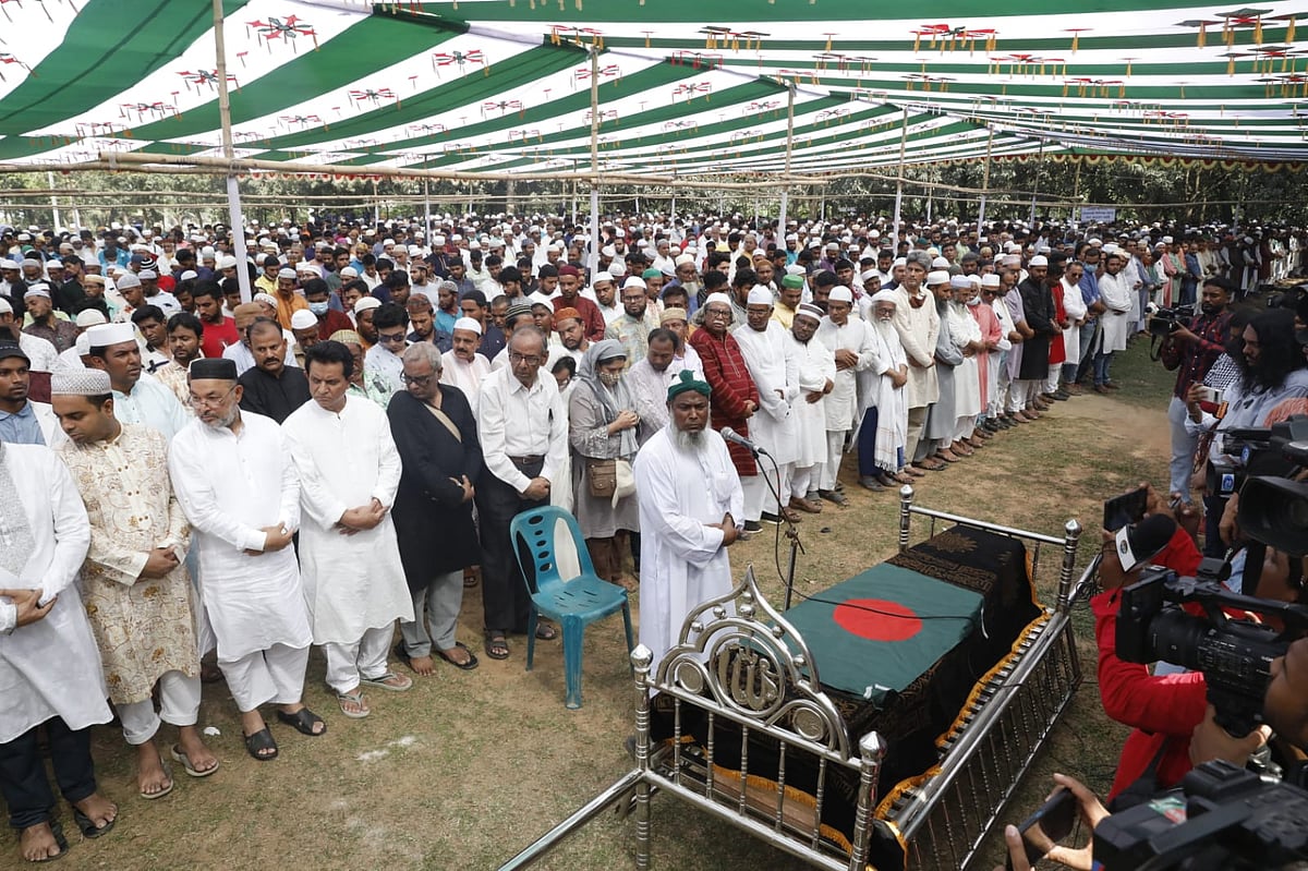 গণস্বাস্থ্য কেন্দ্রের পিএইচএ মাঠে ডা. জাফরুল্লাহ চৌধুরীর চতুর্থ জানাজা অনুষ্ঠিত হয়