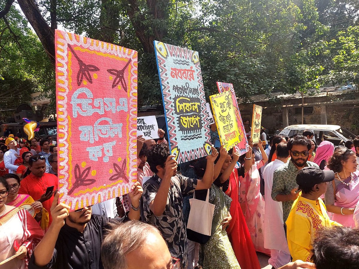 বিভিন্ন দাবির প্রতিকৃতি-প্ল্যাকার্ড নিয়ে মঙ্গল শোভাযাত্রায় অংশ নেন গণতান্ত্রিক ছাত্র জোটের নেতা-কর্মীরা