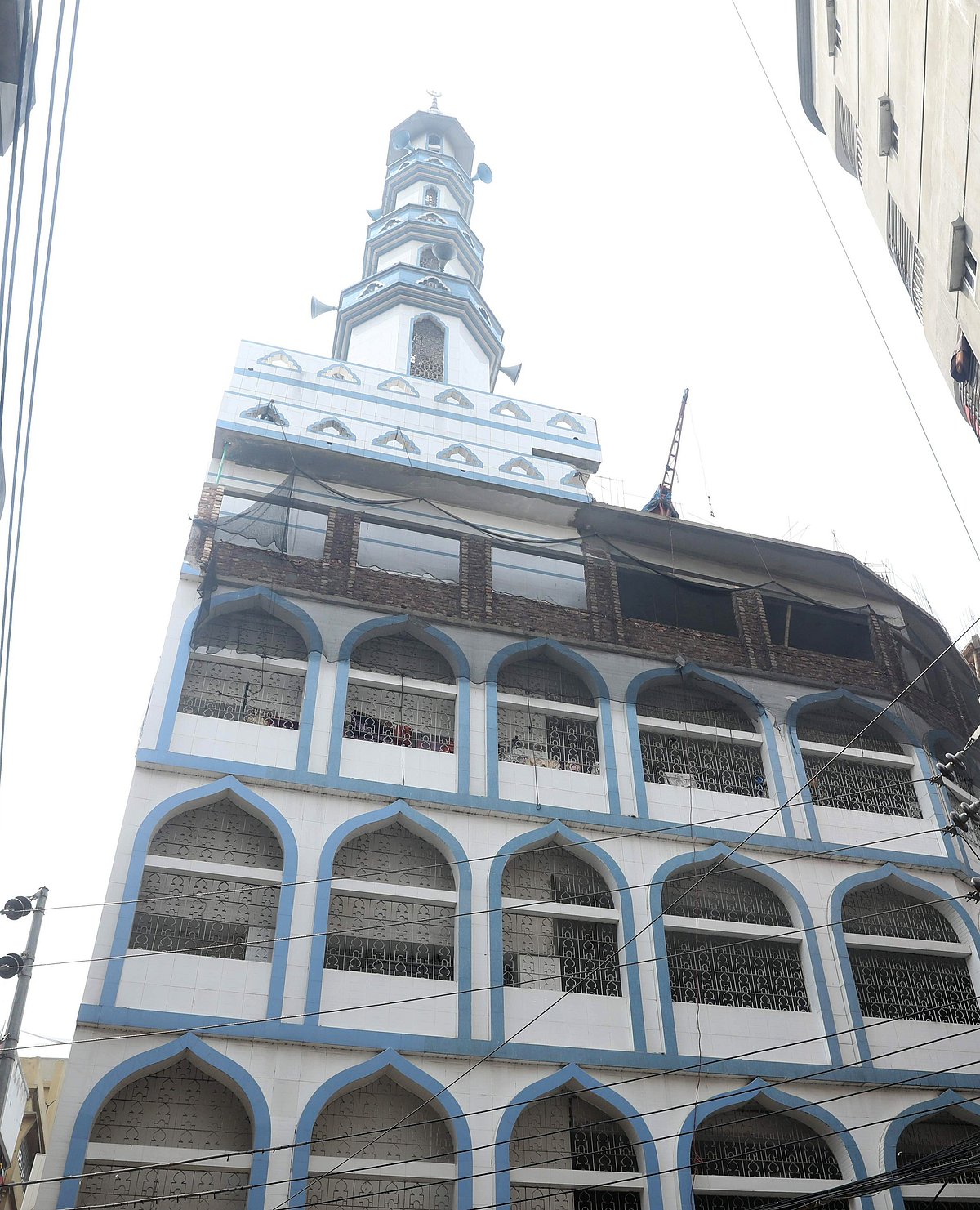 চুড়িহাট্টার মোগল আমলের আদি মসজিদটি বিলুপ্ত। সেখানে দাঁড়িয়ে আছে মার্বেল টাইলসে মোড়ানো জাঁকজমকপূর্ণ এক বহুতল নতুন ইমারত, এটাই বর্তমানের চুড়িহাট্টা মসজিদ