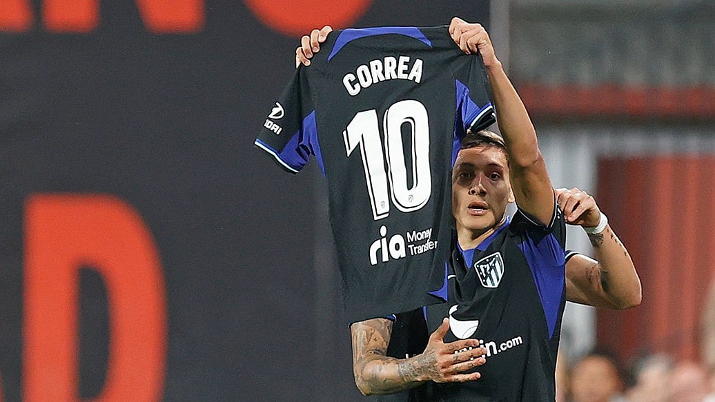 গোলের পর আনহেল কোরেয়ার ১০ নম্বর জার্সি প্রদর্শন করেন নাহুয়েল মলিনা