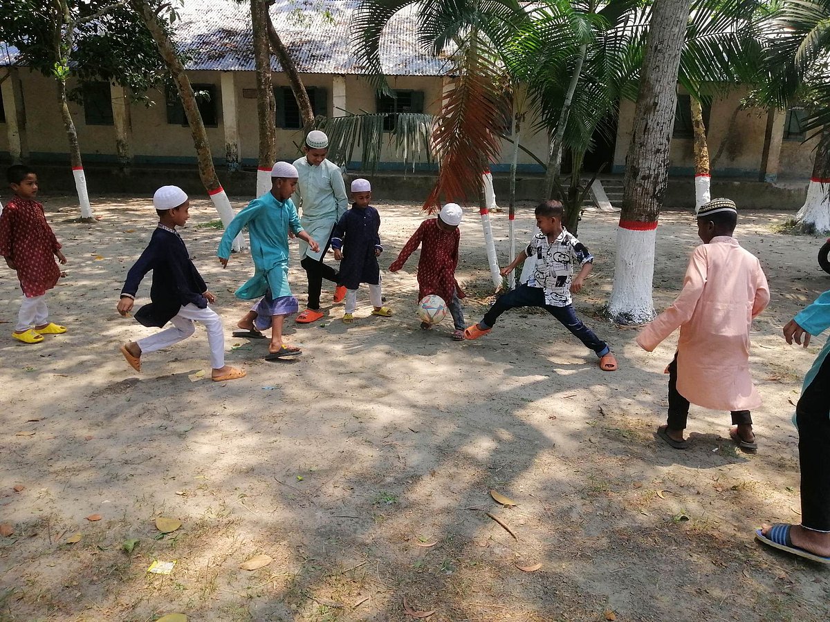 ফুটবল খেলছে ছনছাড়া এতিমখানার কয়েকজন শিশু। আজ শনিবার কিশোরগঞ্জের ভৈরব উপজেলার শিবপুর ইউনিয়নের ছনছাড়া গ্রামে