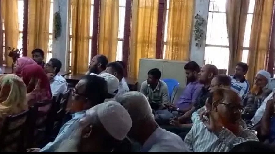 গতকাল সকালে এফডিসিতে বৈঠক করেন এফডিসির কর্মীরা