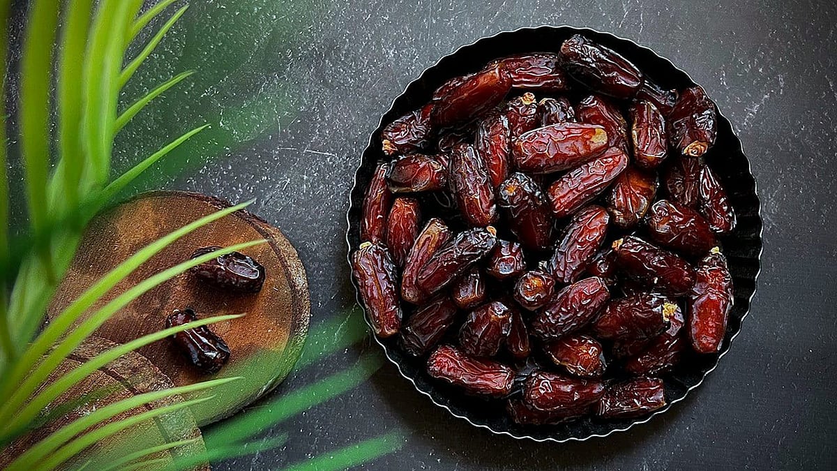 সারা দিন রোজা রাখার পর খেজুর খেলে শরীর দ্রুত সতেজ ও সবল হয়ে ওঠে।