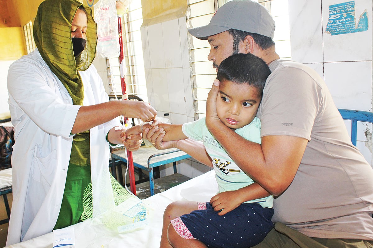 দামুড়হুদা উপজেলা স্বাস্থ্য কমপ্লেক্সে ডায়রিয়ায় আক্রান্ত এক শিশুর চিকিৎসা দিচ্ছেন সিনিয়র স্টাফ নার্স। গত রোববার দুপুর
