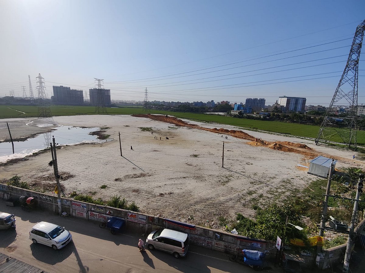 গাবতলী এলাকায় কল্যাণপুর জলাধারসংলগ্ন বিএডিসির জায়গা ভরাট করা হচ্ছে। গত বৃহস্পতিবারের ছবি