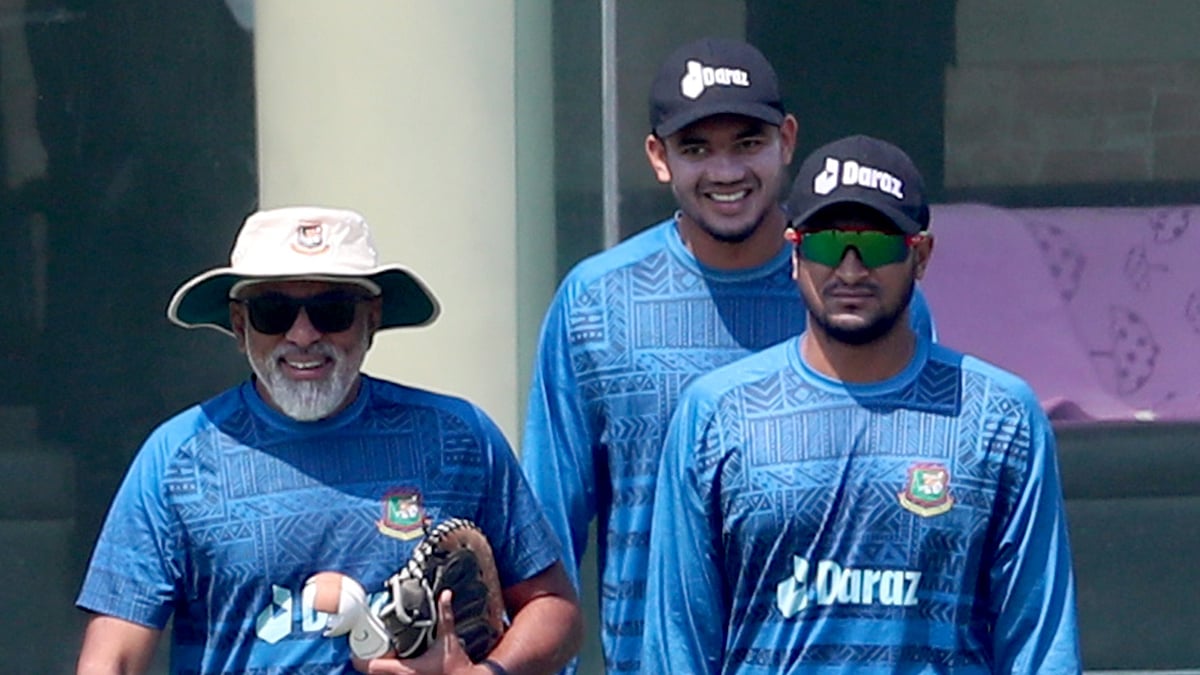 গতকাল মিরপুরে অনুশীলনে কোচ হাথুরুসিংহের সঙ্গে সাকিব আল হাসান ও তাসকিন আহমেদ