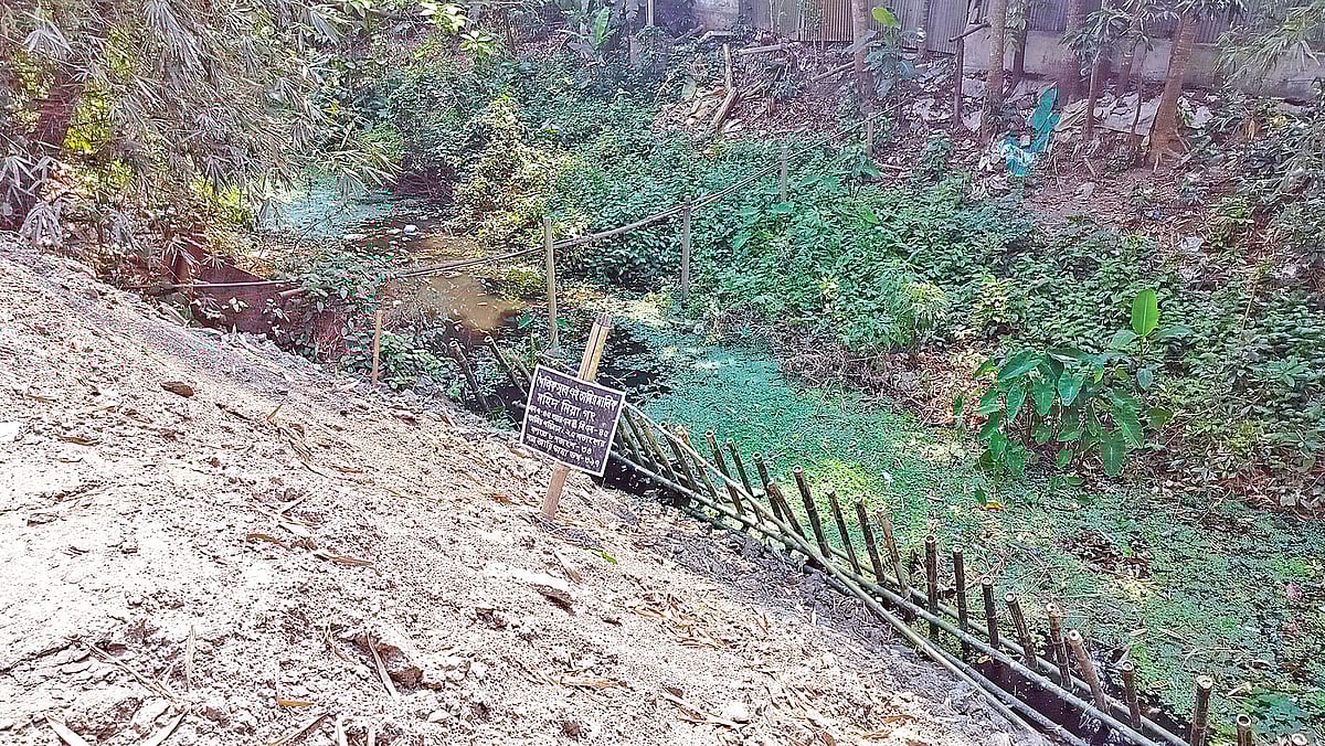 মানিকগঞ্জ পৌর এলাকায় ভানুমতী খালকে নাল জমি দেখিয়ে নামজারি করা হয়েছে। বর্তমানে সেই খালে মাটি ফেলে ভরাট করা হচ্ছে। সম্প্রতি পশ্চিম সেওতা এলাকায়