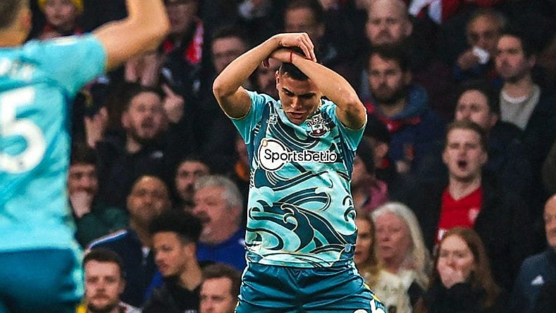 আর্সেনালের বিপক্ষে কাল ম্যাচের ২৭ সেকেন্ডে গোল করে এভাবে উদ্‌যাপন করেন আলকারাজ