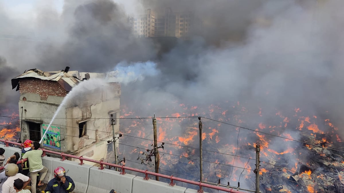 বঙ্গবাজারে আগুন নিয়ন্ত্রণে ফ্লাইওভারের ওপর থেকে পানি ছুড়ছেন ফায়ার সার্ভিসের কর্মীরা