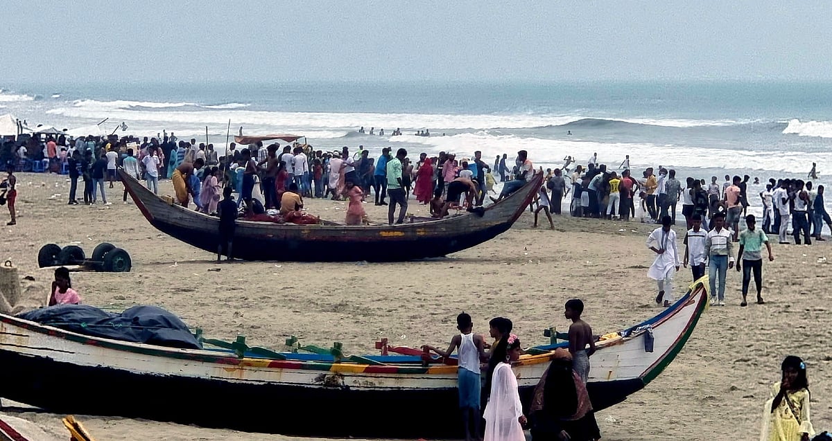 টেকনাফ সৈকতে এবার ভেসে এল কঙ্কাল