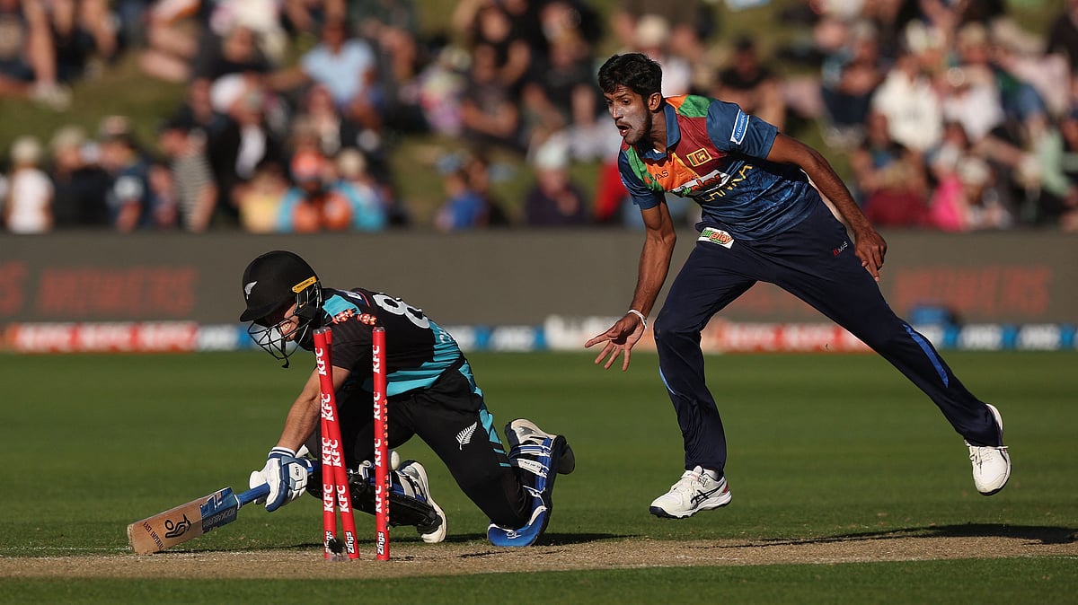 রান তাড়ায় শেষ ওভারে টানা তিন বলে উইকেট হারিয়েছে নিউজিল্যান্ড