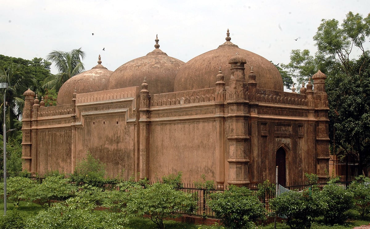 রাজধানীর দোয়েল চত্বরের কাছে অবস্থিত ‘হাজি শাহবাজ মসজিদ’। মসজিদটি নির্মিত হয় সম্রাট আওরঙ্গজেবের পুত্র শাহজাদা মুহাম্মদ আজমের সুবেদারির সময়