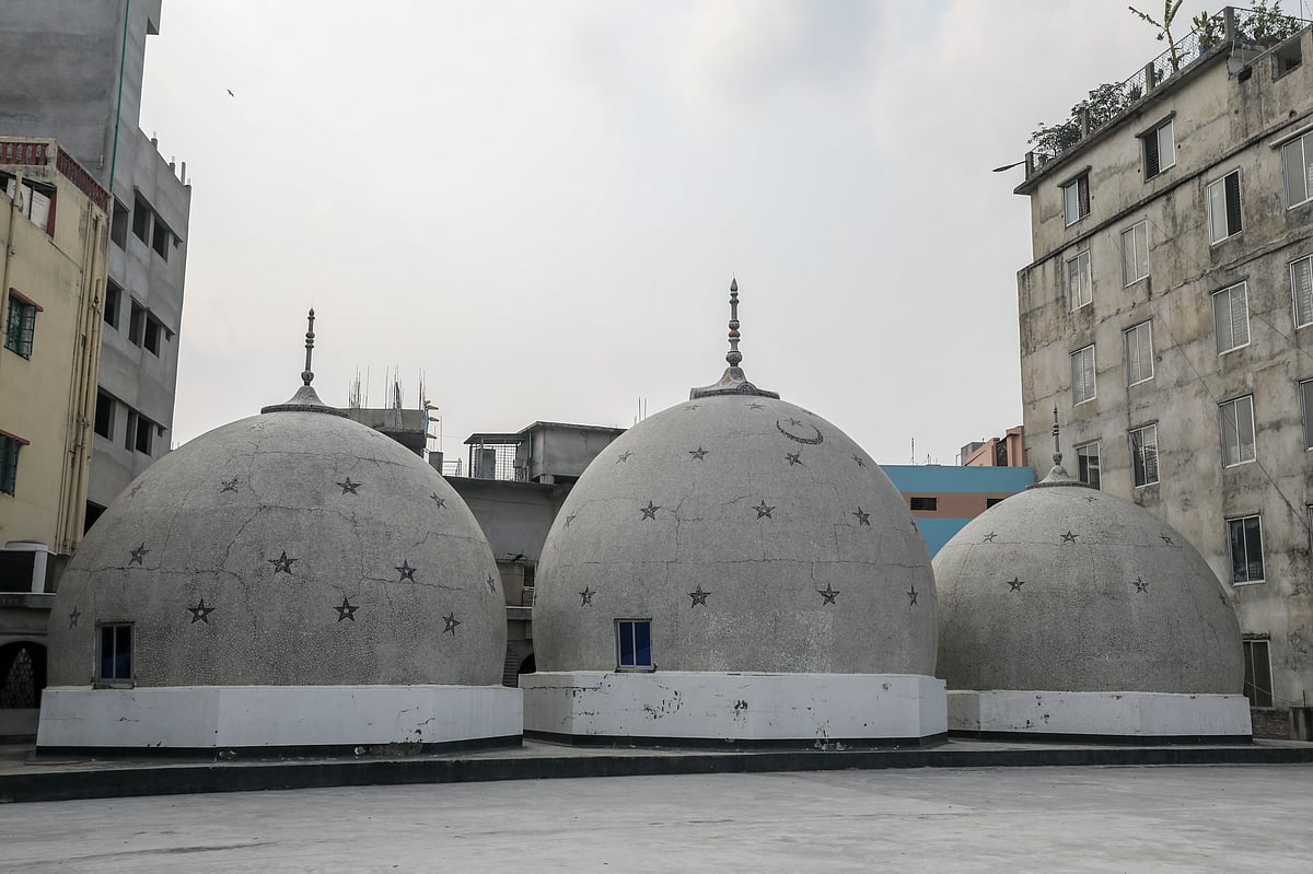 ‘চকবাজার শাহি জামে মসজিদ’।  শায়েস্তা খানের করা সব মসজিদই তিন গম্বুজের, এটিও তাই। এই মসজিদ প্রায় ৩৪৭ বছর আগে নির্মিত হয়