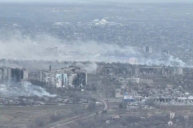 খনি ও শিল্পসমৃদ্ধ এই শহর নিয়ে চলমান যুদ্ধের সবচেয়ে রক্তক্ষয়ী লড়াইগুলোর একটি চলছে