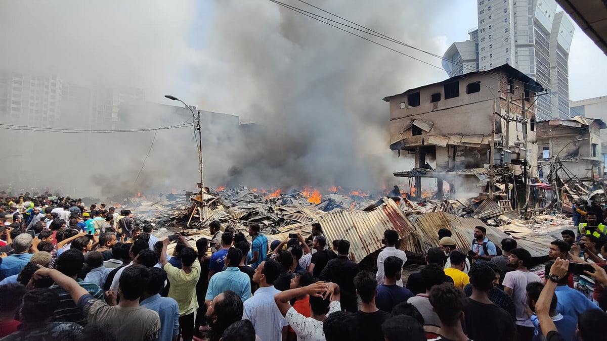 আগুনে ভস্মীভূত হয়েছে বঙ্গবাজার মার্কেট