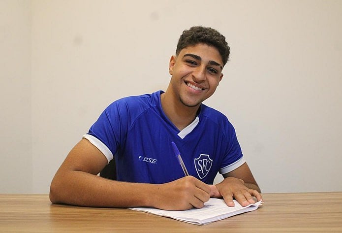 চুক্তিতে স্বাক্ষর করছে আদ্রিয়ানো পুত্র আদ্রিনানহো