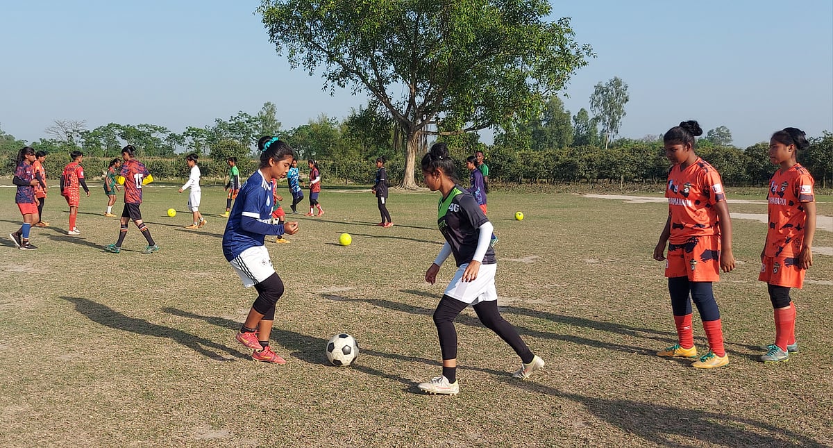অনুশীলনে ব্যস্ত রাঙ্গাটুঙ্গী ইউনাইটেড ফুটবল একাডেমির মেয়েরা। সম্প্রতি ঠাকুরগাঁওয়ের রাঙ্গাটুঙ্গী ফুটবল একাডেমিতে