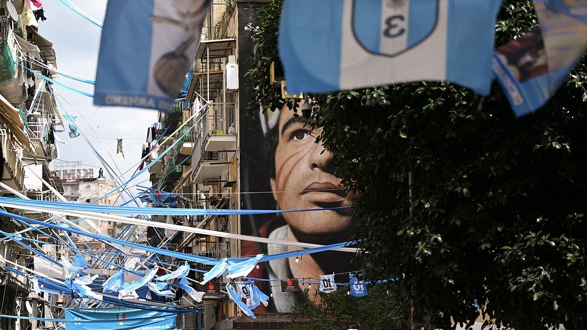 এসি মিলানের বিপক্ষে ম্যাচ সামনে রেখে এভাবেই নেপলসের রাস্তা সাজিয়েছে নাপোলি সমর্থকেরা