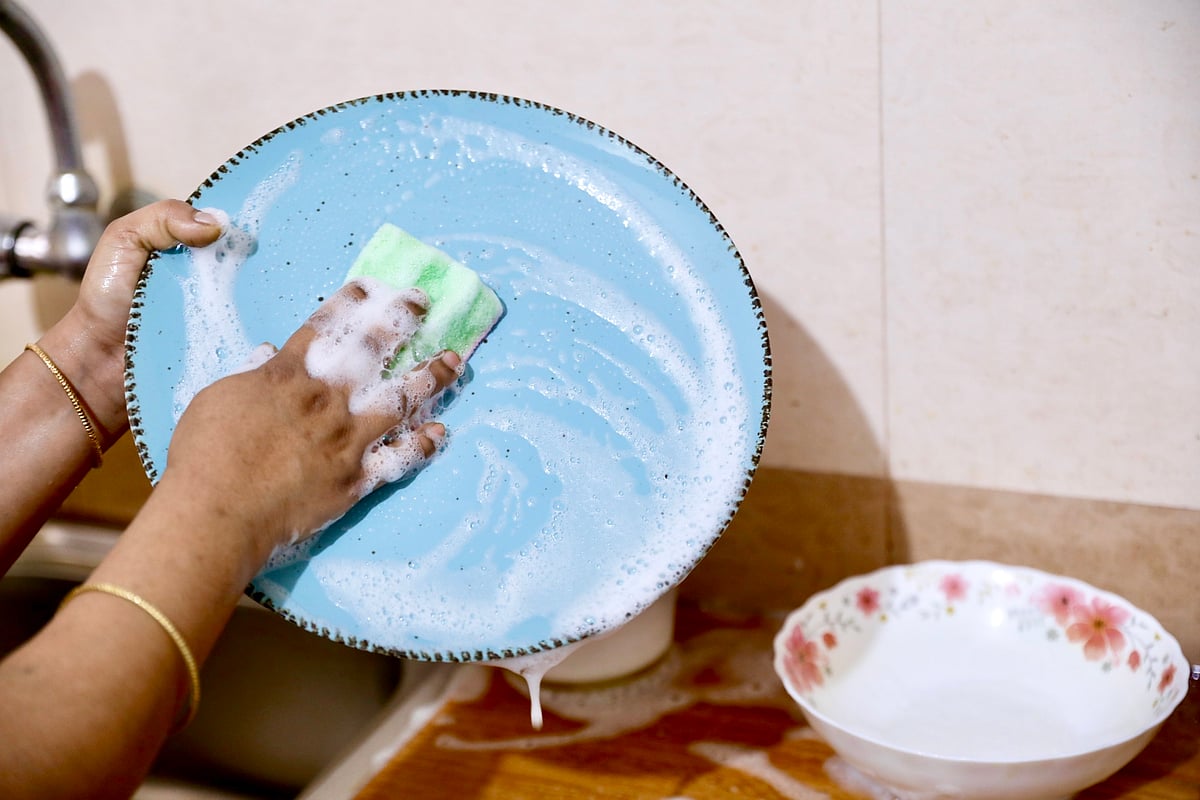 রাতে আপনি যখন বিশ্রাম নেন, ব্যাকটেরিয়ারা তখনই কাজে নেমে পড়ে, এ কারণেই রাতে খাওয়ার পর এঁটো বাসনকোসন সিঙ্কে ফেলে রাখা যাবে না