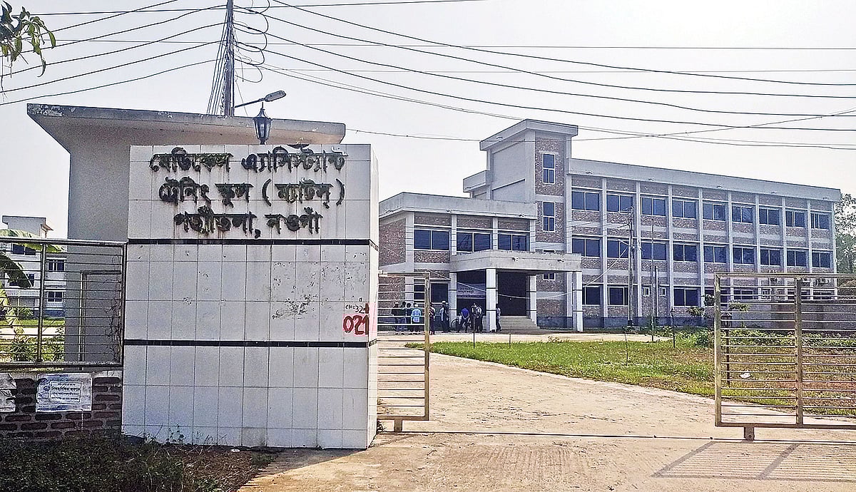 নওগাঁর পত্নীতলা মেডিকেল অ্যাসিস্ট্যান্ট ট্রেনিং স্কুলে শিক্ষক-সংকটের কারণে নিয়মিত পাঠদান হচ্ছে না। সাধারণত দুপুরের আগেই ক্লাস শেষ হয়ে যায়। সম্প্রতি তোলা