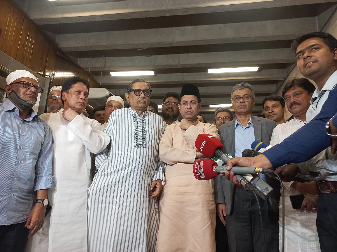 বাংলাদেশ দোকান মালিক সমিতি ও বঙ্গবাজারের ব্যবসায়ী নেতাদের সঙ্গে এক বৈঠক শেষে কথা বলেন মেয়র শেখ ফজলে নূর তাপস