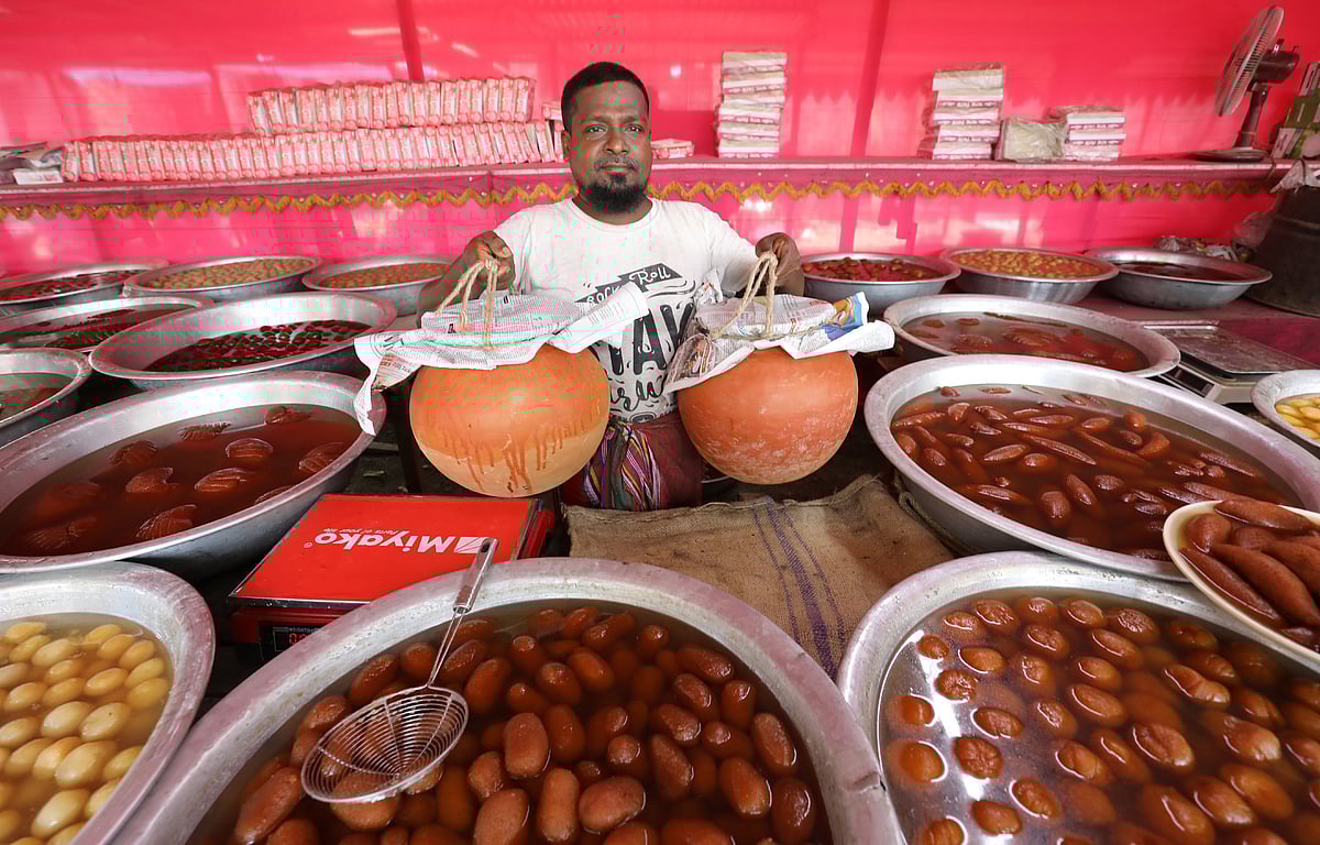 জৌলুশ কমলেও মেলায় এখনো আগের মতোই বাহারি রসগোল্লা আর নানা পদের মিষ্টির পসরা দেখা গেছে। গতকাল বগুড়ার শিবগঞ্জ উপজেলার গাংনগরে