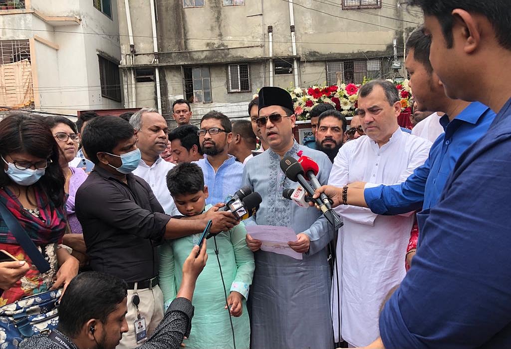 গোড়ান খেলার মাঠের নির্মাণকাজের ভিত্তিপ্রস্তর স্থাপন শেষে গণমাধ্যমের সঙ্গে কথা বলছেন ঢাকা দক্ষিণ সিটির মেয়র শেখ ফজলে নূর তাপস