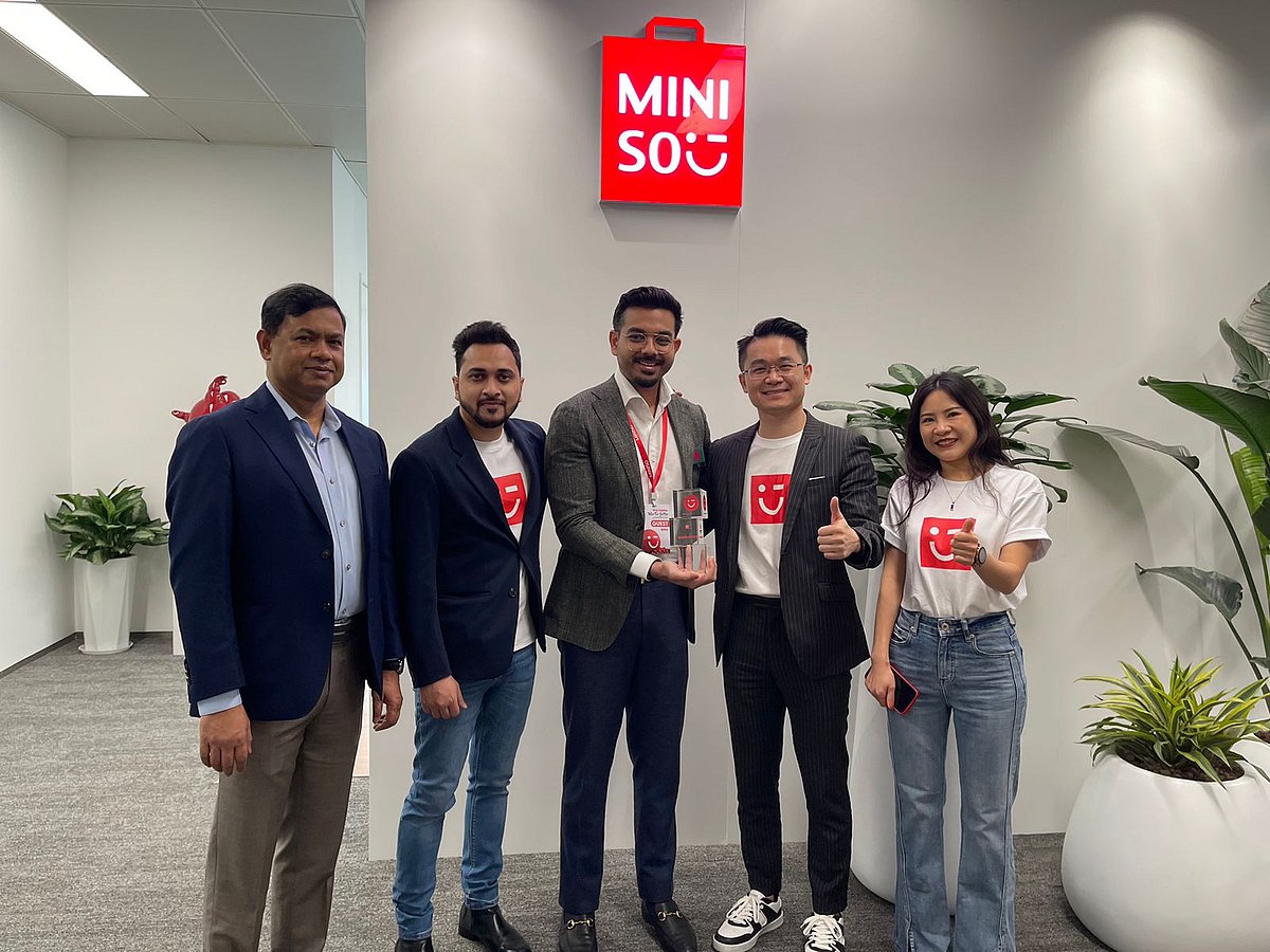 মিনিসো বাংলাদেশের পরিচালক শাহ রাইদ চৌধুরী, চৌধুরী আসিফুজ্জামান ও এম আর শাহীনের হাতে পুরস্কারটি তুলে দেন মিনিসো গ্লোবালের ভাইস প্রেসিডেন্ট ভিনসেন্ট হুয়াং এবং এশিয়া ও অস্ট্রেলিয়ার হেড অব সেলস সুসাস চেন। গত মাসে চীনের গুয়াংজুতে