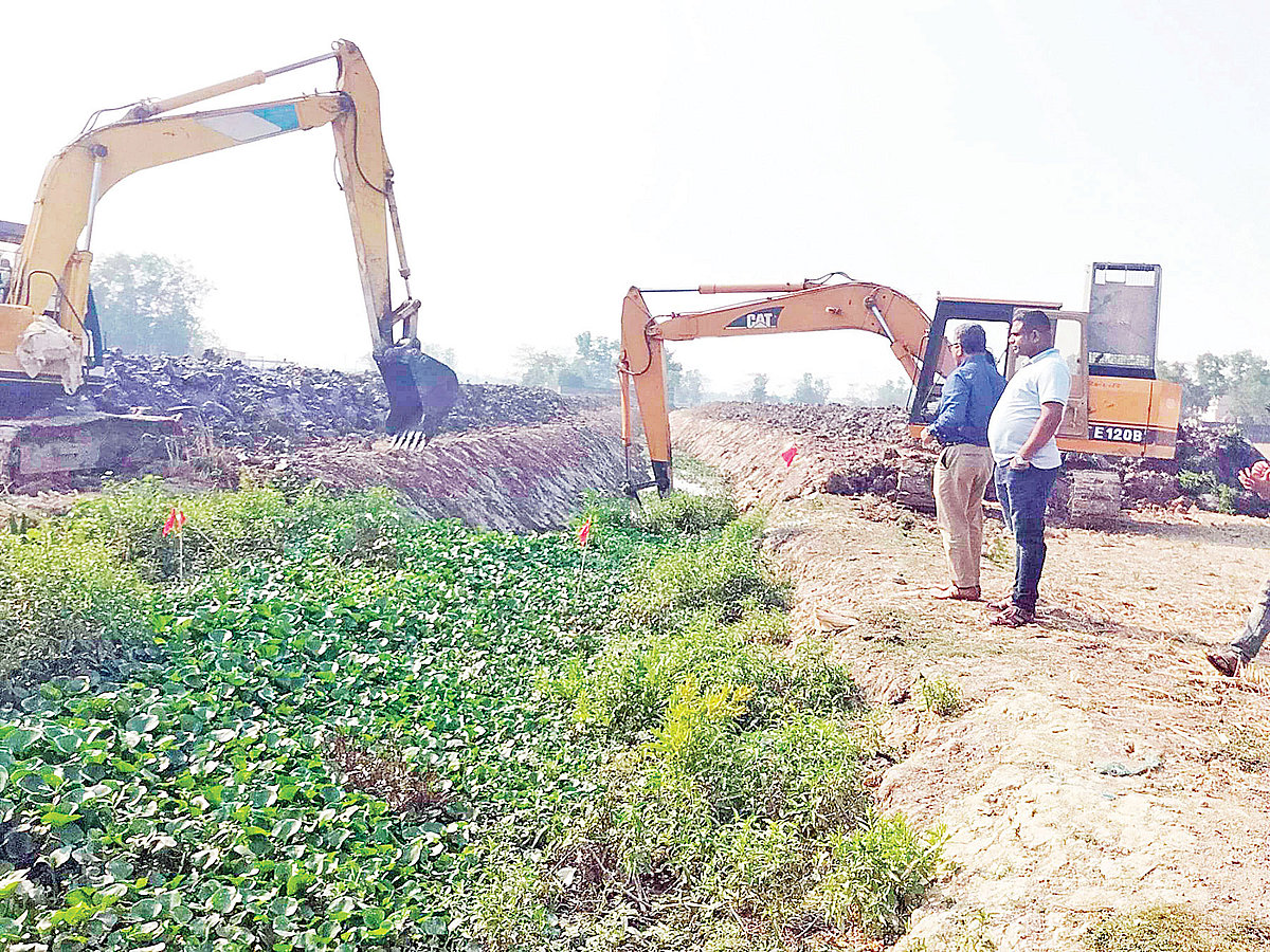 মৌলভীবাজারের কুলাউড়া পৌরসভার জলাবদ্ধতা নিরসনে সোনাপুর এলাকায় মরা গোগালিছড়ায় পুনঃখনন করা হচ্ছে। গত ২৯ মার্চ তোলা