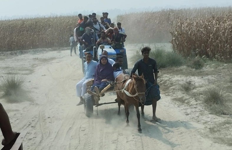 বাগুরিয়া নৌঘাট থেকে ঘোড়ার গাড়িতে চার কিলোমিটার বালুচর পাড়ি দিয়ে বালাসিঘাটে আসতে হয়। এরপর অটোরিকশায় গাইবান্ধা শহরে