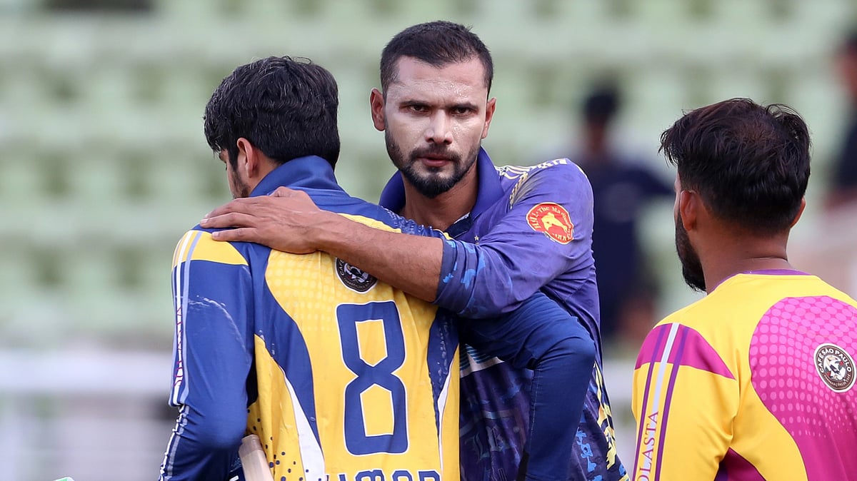 ১ রানে জয়ের পর লেপার্ডসের পাকিস্তানি ব্যাটসম্যান উমর আমিনকে সান্ত্বনা দিচ্ছেন লিজেন্ডস অব রূপগঞ্জ অধিনায়ক মাশরাফি বিন মুর্তজা