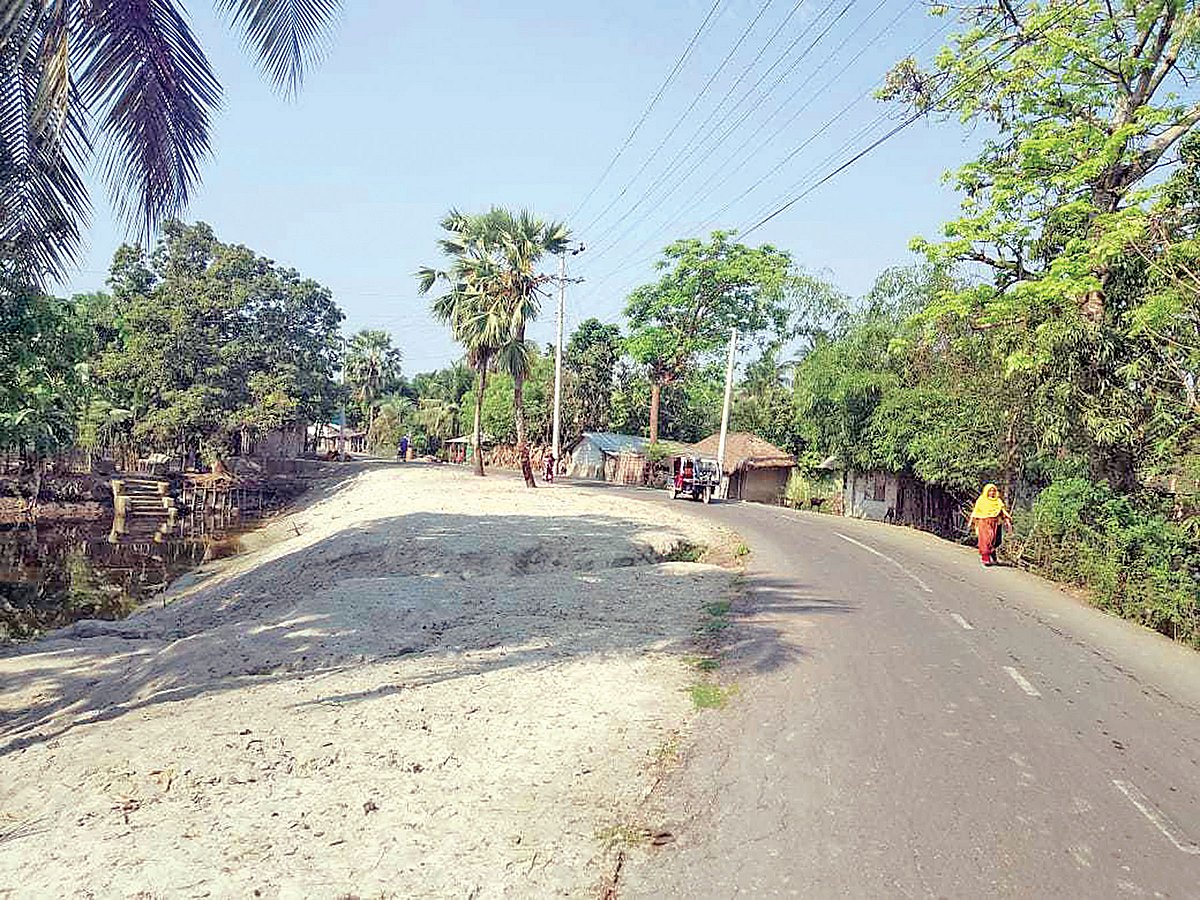 সড়কের একটি বাঁক সোজা করার জন্য বালু ফেলা হয়েছে। তবে অধিকাংশ বিপজ্জনক বাঁক সোজা করার কাজ অসমাপ্ত রেখে সংস্কারকাজ শেষ করার কথা চলছে। এতে ক্ষুব্ধ স্থানীয় বাসিন্দারা। গত রোববার কয়রা-বেতগ্রাম সড়কের লক্ষ্মীখোলা গজালিয়া এলাকায়