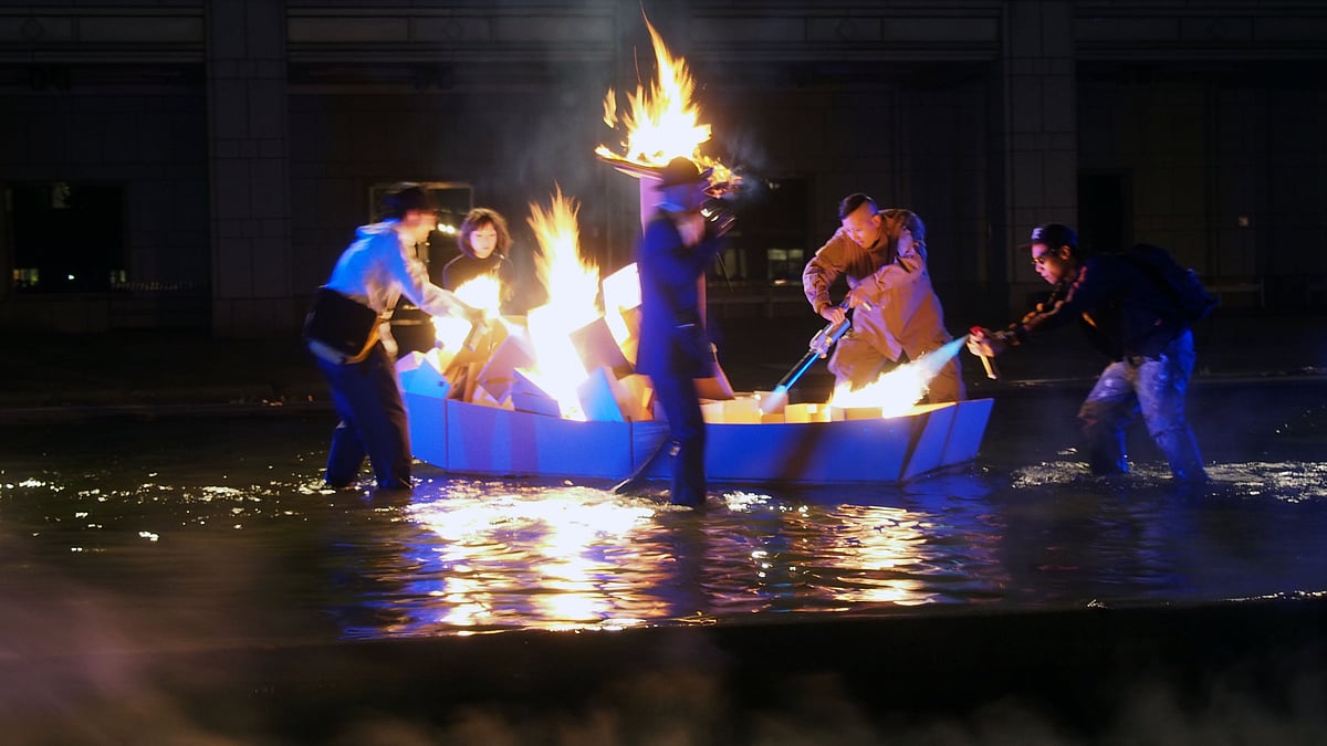 জাপানে শিল্প প্রদর্শনীতে আগুনে পোড়ানো হচ্ছে নজরুলের কবিতা ‘বিদ্রোহী’। এটা ছিল পারফরম্যান্সের অংশ