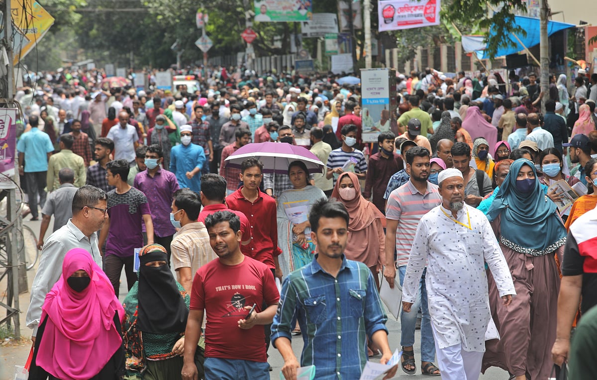 ভর্তি পরীক্ষায় অংশ নিতে শিক্ষার্থীরা ক্যাম্পাসে।