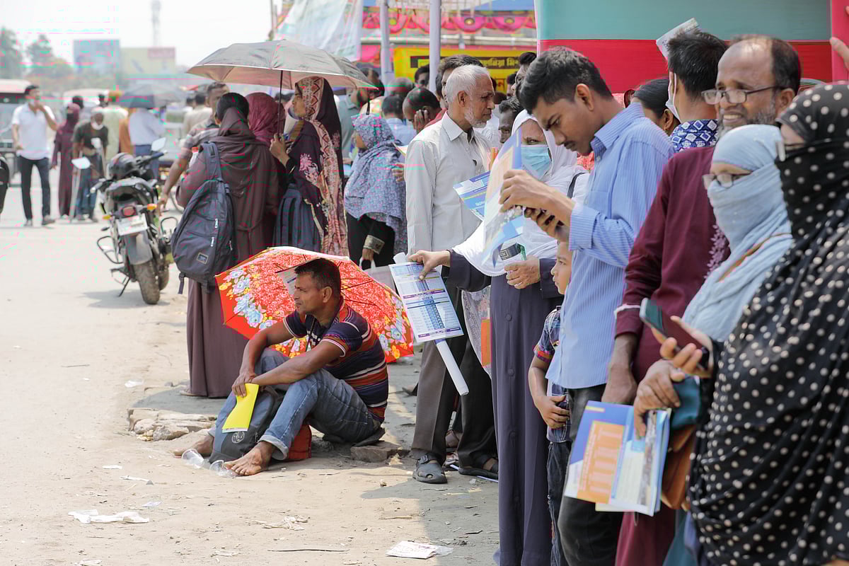 পরীক্ষার্থীরা কেন্দ্র। অভিভাবক-স্বজনদের অপেক্ষা।