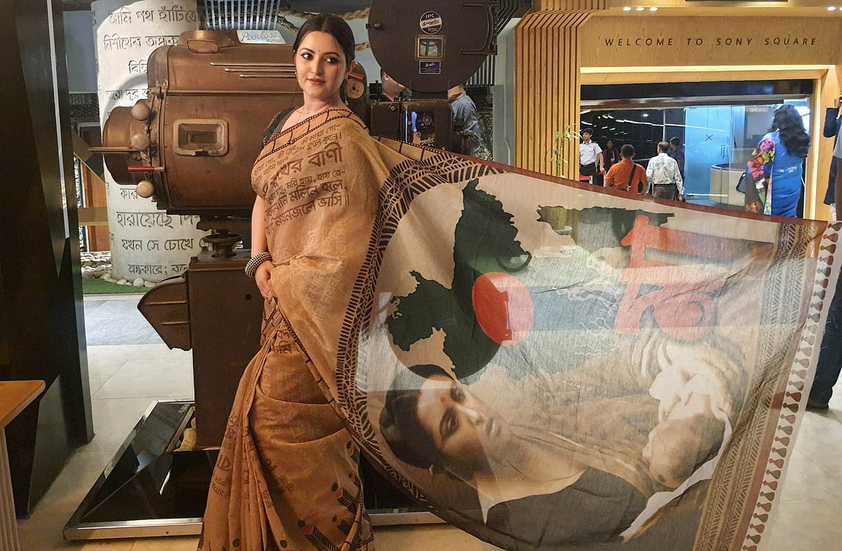 ঢাকার মিরপুরের সনি স্কয়ারের স্টার সিনেপ্লেক্সে ‘মা’ ছবিটি দেখা শেষে পরীমনি