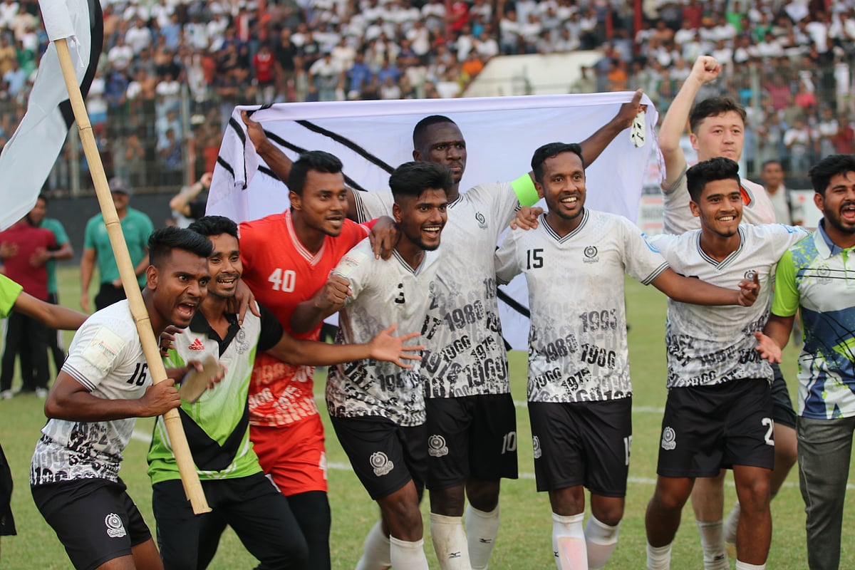 মোহামেডান চ্যাম্পিয়ন হওয়ার পর খেলোয়াড়দের উদ্‌যাপন